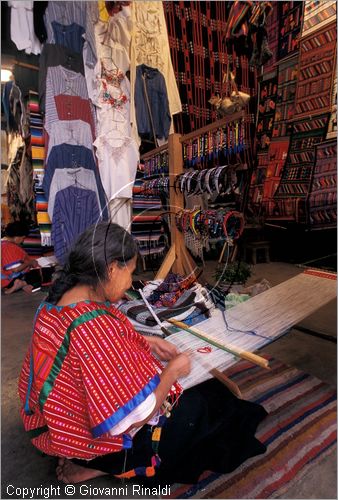 MEXICO - Oaxaca - mercatino artigianale in Plazuela del Carmen Alto
