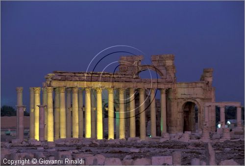 SIRIA - PALMIRA
antica citt romana nel deserto
veduta notturna delle rovine, il grande colonnato e l'arco monumentale