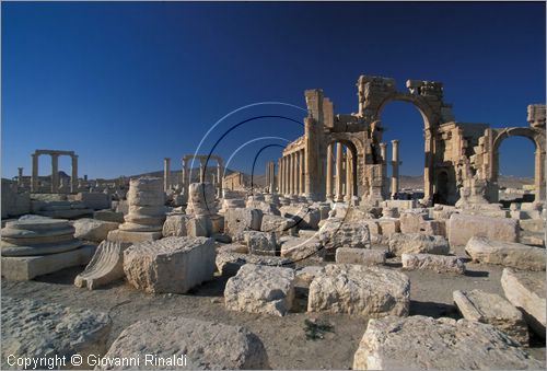 SIRIA - PALMIRA
antica citt romana nel deserto
l'arco monumentale da cui parte il grande colonnato della strada principale