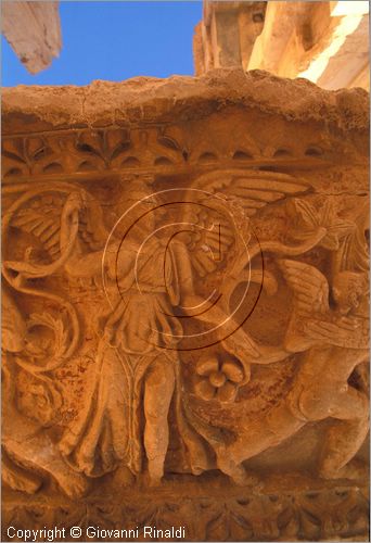 SIRIA - PALMIRA
antica citt romana nel deserto
Tempio di bel, il santuario al centro del grande cortile, particolare di rilievo su un frammento