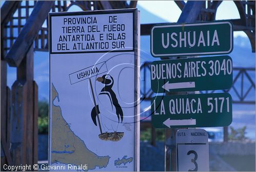 ARGENTINA - Patagonia - Terra del Fuego - Ushuaia nel Canal Beagle - la citt pi a sud del mondo
