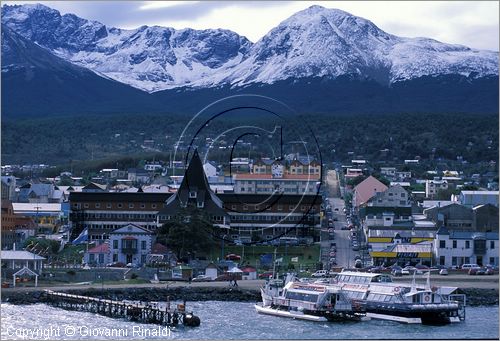 ARGENTINA - Patagonia - Terra del Fuego - Ushuaia nel Canal Beagle - la citt pi a sud del mondo