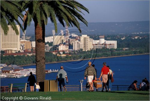 AUSTRALIA OCCIDENTALE - Perth - pic-nic a Kings Park con veduta sulla citt