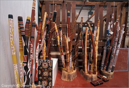 AUSTRALIA OCCIDENTALE - Perth - Centro di Arte Indigena a Subiaco - arte aborigena - "didgeridoo" strumenti musicali tipici