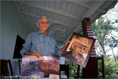CUBA - (Pinar del Rio) - Alejandro Robaina nella sua casa  proprietario di alcune piantagioni di tabacco nella zona tra San Luis e San Juan y Martinez, dove si produce il miglior tabacco dell'isola e del mondo