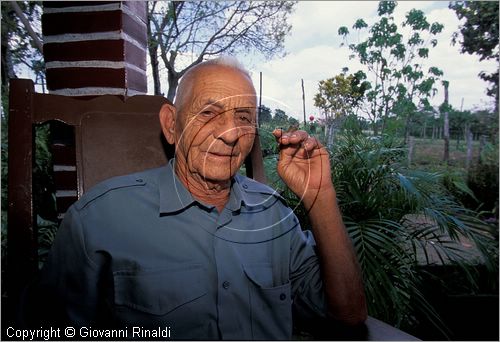 CUBA - (Pinar del Rio) - Alejandro Robaina nella sua casa  proprietario di alcune piantagioni di tabacco nella zona tra San Luis e San Juan y Martinez, dove si produce il miglior tabacco dell'isola e del mondo