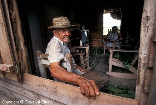 CUBA - (Pinar del Rio) - in una casa tra le piantagioni nella zona tra San Luis e San Juan y Martinez, dove si produce il miglior tabacco dell'isola - tutta la popolazione che vive in questa zona  coinvolta nella lavorazione dei sigari