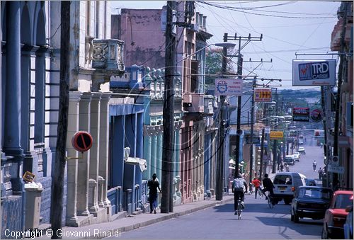 CUBA - Pinar del Rio - Call Mart, la via centrale della citt,  caratterizzata da lunghi portici che ombreggiano il passeggio