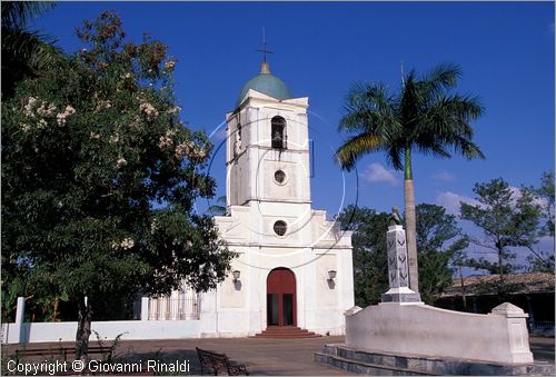 CUBA - Vinales - Plaza de Armas - piccola chiesa restaurata del XIX secolo