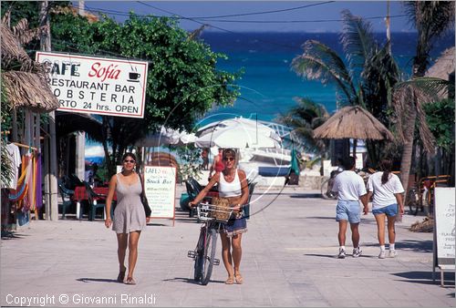 MEXICO - YUCATAN - Playa del Carmen - scorcio in una  via della cittadina