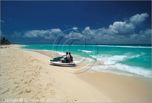 MEXICO - YUCATAN - Playa del Carmen - la spiaggia dell'insediamento turistico di Playacar a sud della cittadina