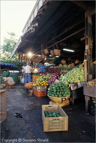 LA REUNION (Indian Ocean) - St.-Denis - mercato alimentare in rue du Marechel Leclerc