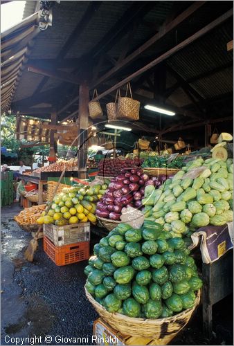 LA REUNION (Indian Ocean) - St.-Denis - mercato alimentare in rue du Marechel Leclerc