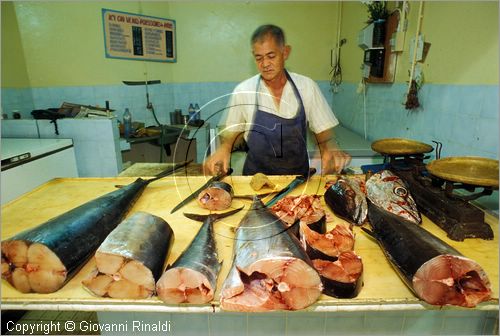 LA REUNION (Indian Ocean) - St.-Denis - mercato alimentare in rue du Marechel Leclerc