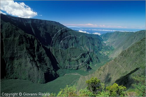 LA REUNION (Indian Ocean) - veduta dall'alto (strada per il vulcano) della Riviere des Remparts