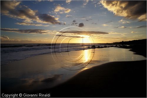 LA REUNION (Indian Ocean) - tramonto sulla la costa sud-occidentale presso Les Avirons con spiagge oceaniche e selvagge