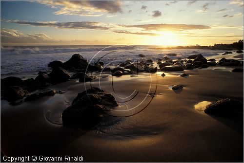 LA REUNION (Indian Ocean) - tramonto sulla la costa sud-occidentale presso Les Avirons con spiagge oceaniche e selvagge