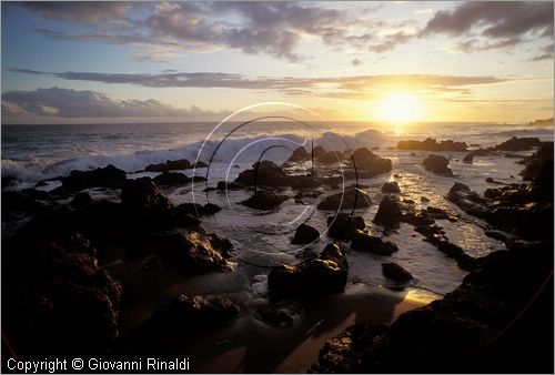 LA REUNION (Indian Ocean) - tramonto sulla la costa sud-occidentale presso Les Avirons con spiagge oceaniche e selvagge