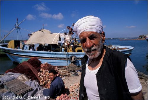 EGYPT - Rosetta (Rashid) - un pescatore sulle sponde del delta del Nilo