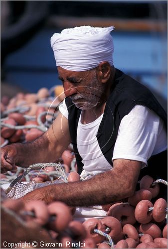 EGYPT - Rosetta (Rashid) - sulle sponde del delta del Nilo - un pescatore ripara le reti