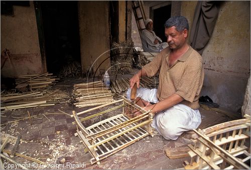 EGYPT - Rosetta (Rashid) - sulle sponde del delta del Nilo cassette in legno per il pesce