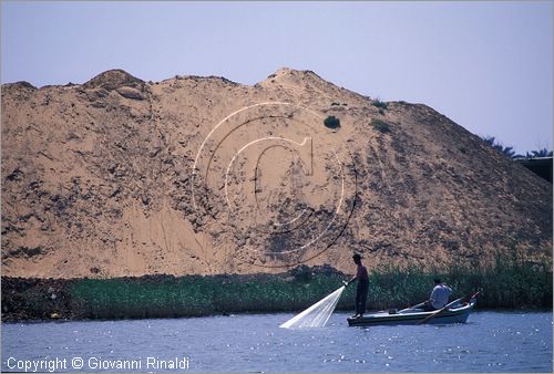 EGYPT - Rosetta (Rashid) - pescatore sulle sponde del delta del Nilo