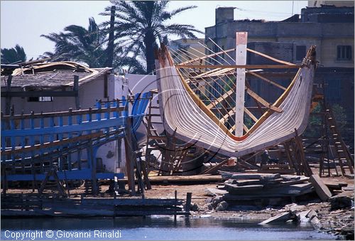 EGYPT - Rosetta (Rashid) - un cantiere per la costruzione di barche in legno lungo le sponde del delta del Nilo