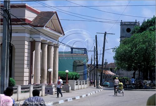 CUBA - Baracoa - la prima città fondata sull'isola da Diego Velazquez tra il 1510 e il 1511 - la piazza centrale