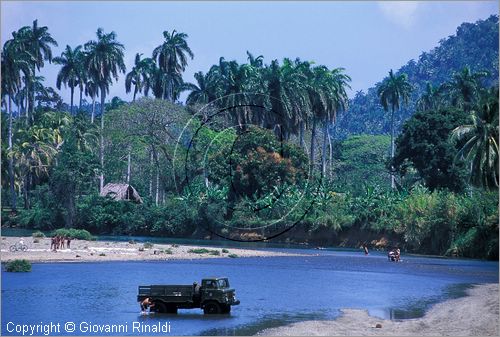 CUBA - (Baracoa) - lavaggio di un camion nel fiume