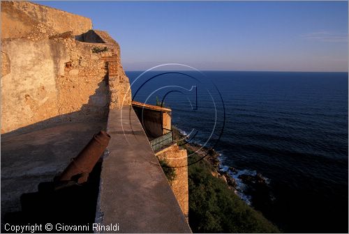 CUBA - Santiago de Cuba - Castillo de El Morro (progettato  dell'architetto italiano Battista Antonelli nel 1663) domina l'ingresso della baia