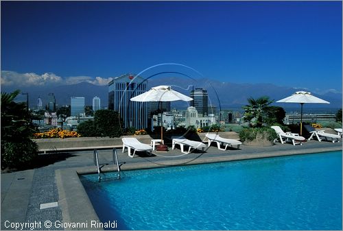 CILE - CHILE - Santiago del Cile - la piscina sulla terrazza dell'Hotel Carrera