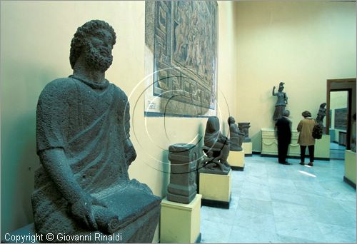 SIRIA - DAMASCO
museo nazionale
stanza dell'Hauran con statue in basalto e mosaici