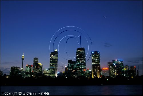 AUSTRALIA - SYDNEY - veduta notturna della città dal parco presso Mrs Macquaries Point