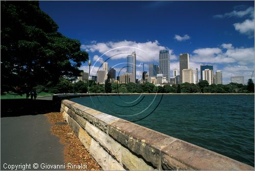 AUSTRALIA - SYDNEY - veduta del centro della città con i grattaceli dal parco presso Mrs Macquaries Point