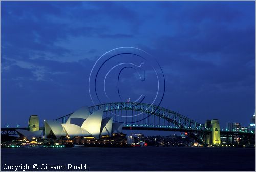 AUSTRALIA - SYDNEY - veduta notturna dei simboli della citt: l'Opera House e l'Harbour Bridge