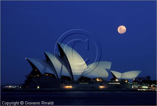 AUSTRALIA - SYDNEY - veduta notturna dell'Opera House da The Rocks
