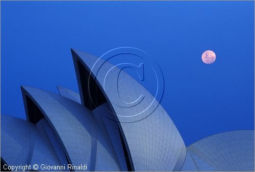 AUSTRALIA - SYDNEY - particolare della copertura dell'Opera House la sera al sorgere della luna