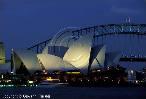 AUSTRALIA - SYDNEY - veduta notturna dell'Opera House e dietro l'Harbour Bridge