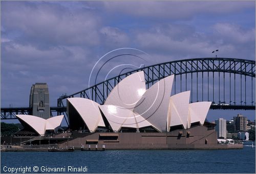 AUSTRALIA - SYDNEY - veduta dell'Opera House e dietro l'Harbour Bridge