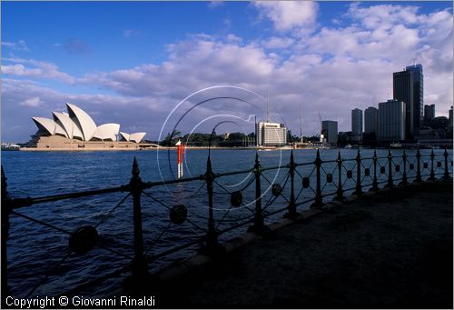 AUSTRALIA - SYDNEY - veduta dell'Opera House e del centro della città con i grattaceli