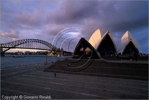 AUSTRALIA - SYDNEY - Opera House e Harbour Bridge al tramonto
