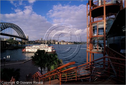 AUSTRALIA - SYDNEY - The Rocks - il ristorante Bilson's sorge sulla struttura di attracco per le navi con vista spettacolare sull'Harbour Bridge