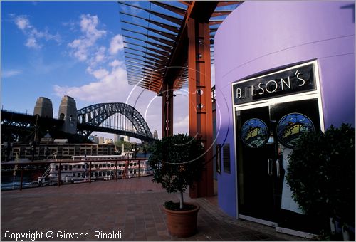 AUSTRALIA - SYDNEY - The Rocks - il ristorante Bilson's sorge sulla struttura di attracco per le navi con vista spettacolare sull'Harbour Bridge