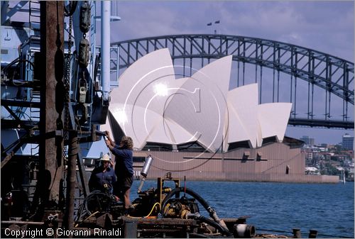 AUSTRALIA - SYDNEY - lavori nelle acque della baia di Farm Cove, sullo sfondo l'Opera House