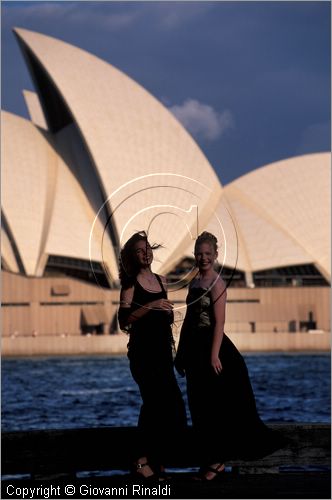 AUSTRALIA - SYDNEY - due ragazze in abiti da sera prima di una festa, sullo sfondo l'Opera House