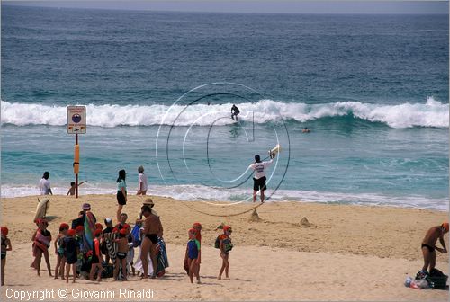 AUSTRALIA - SYDNEY - Bondy Beach - la spiaggia oceanica pi vicina alla citt e la pi conosciuta al mondo per il surf