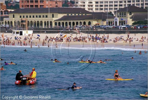 AUSTRALIA - SYDNEY - Bondy Beach - la spiaggia oceanica pi vicina alla citt e la pi conosciuta al mondo per il surf