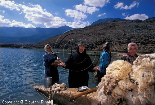 SYRIA - le donne lavano la lana lungo un corso d'acqua