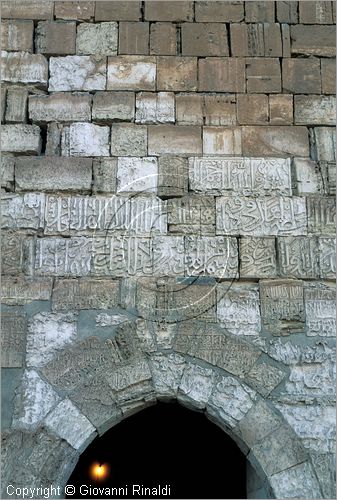 SYRIA - Crac dei Cavalieri (Qala'at al-Hosn) costruito dai crociati nel 1150 poi conquistato ed ampliato dal sultano Baibars nel 1271 - iscrizioni sul muro sopra l'ingresso