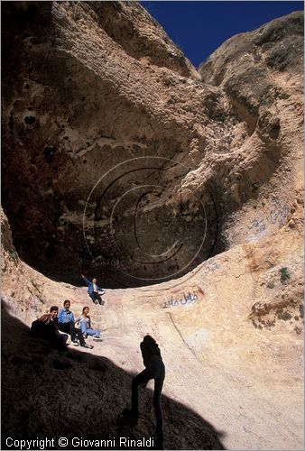 SYRIA - Maalula - piccolo villaggio tra le montagne a nord di Damasco dove si parla ancora un dialetto aramaico risalente al primo millennio a.C. - un canyon nella roccia